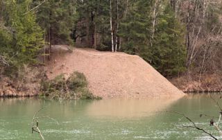 Durch diesen Kieskegel schafft der Luftwaffenfischereiverein Lechfeld neue Lebensräume